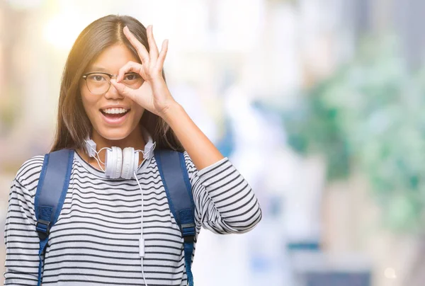 Jovem Ásia Estudante Mulher Vestindo Fones Ouvido Mochila Sobre Isolado — Fotografia de Stock