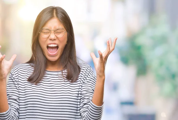 Молодая Азиатка Очках Изолированном Фоне Сумасшедшая Кричащая Кричащая Агрессивным Выражением — стоковое фото