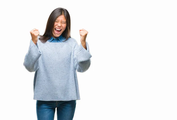 Jonge Aziatische Vrouw Winter Trui Dragen Geïsoleerde Achtergrond Erg Blij — Stockfoto