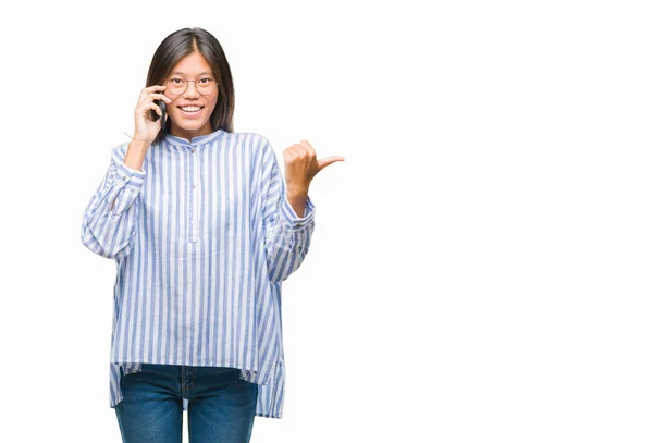 Junge Asiatische Frau Telefoniert Über Isolierten Hintergrund Und Zeigt Mit — Stockfoto