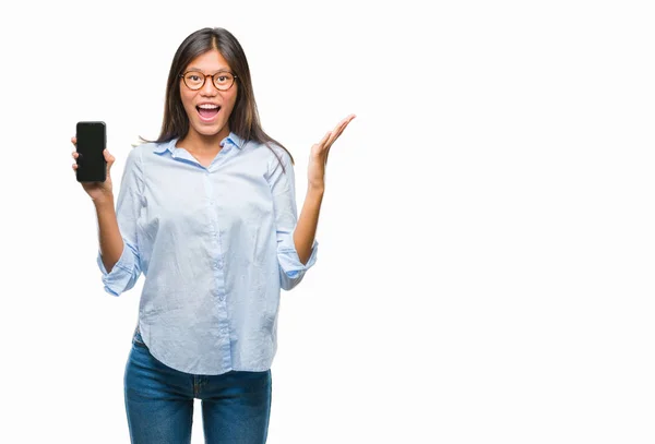 Junge Asiatin Zeigt Smartphone Leeren Bildschirm Vor Isoliertem Hintergrund Sehr — Stockfoto