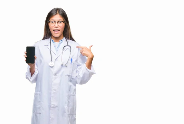 Νέοι Ασιατικές Γιατρός Γυναίκα Κρατώντας Smartphone Πέρα Από Απομονωμένο Υπόβαθρο — Φωτογραφία Αρχείου