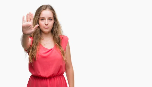 防衛ジェスチャー 深刻な自信を持って式に一時停止の標識を行うオープン手でピンクのドレスを着ている若いブロンドの女性 — ストック写真