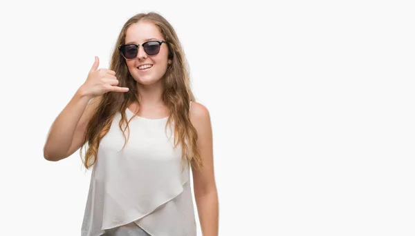 Junge Blonde Frau Mit Sonnenbrille Lächelt Und Macht Telefongesten Mit — Stockfoto