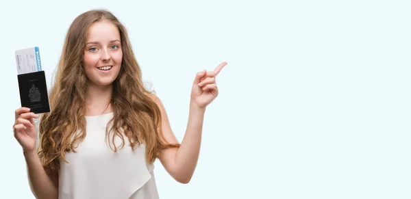 Jovem Loira Segurando Passaporte Canadá Cartão Embarque Muito Feliz Apontando — Fotografia de Stock