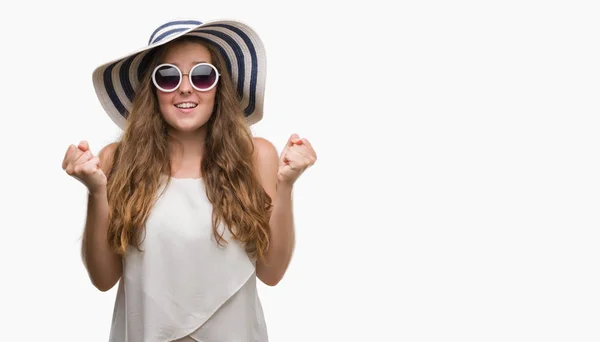 Mujer Rubia Joven Con Gafas Sol Sombrero Verano Gritando Orgulloso — Foto de Stock