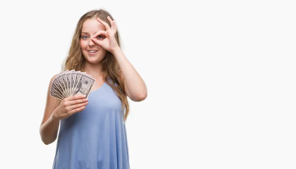 Joven Mujer Rubia Sosteniendo Dólares Con Cara Feliz Sonriendo Haciendo — Foto de Stock