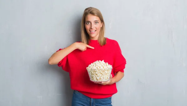 Hermosa Mujer Joven Sobre Pared Gris Grunge Comiendo Maíz Pop —  Fotos de Stock