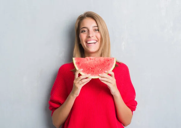 Vacker Ung Kvinna Över Grunge Grå Vägg Äta Vattenmelon Med — Stockfoto