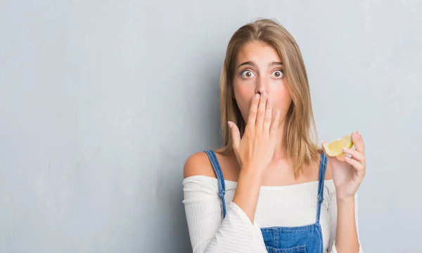 Hermosa Joven Sobre Pared Gris Grunge Sosteniendo Una Boca Cubierta — Foto de Stock