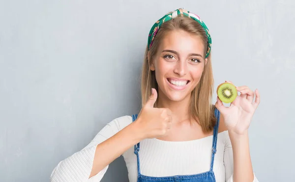 Mooie Jonge Vrouw Grunge Grijs Muur Eten Verse Kiwi Blij — Stockfoto