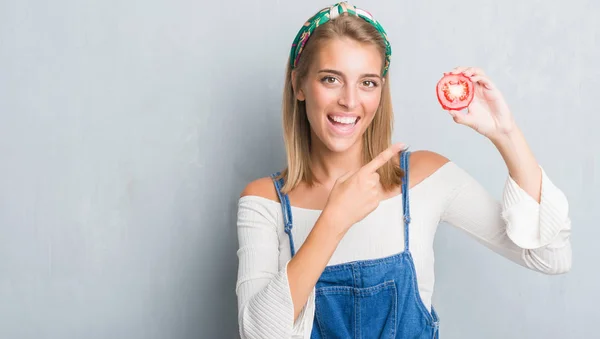 Mooie Jonge Vrouw Grunge Grijs Muur Eten Van Verse Rode — Stockfoto