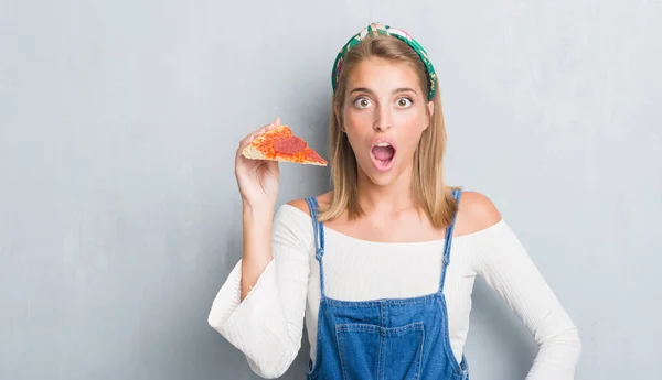 Hermosa Mujer Joven Sobre Pared Gris Grunge Comer Rodaja Pizza —  Fotos de Stock