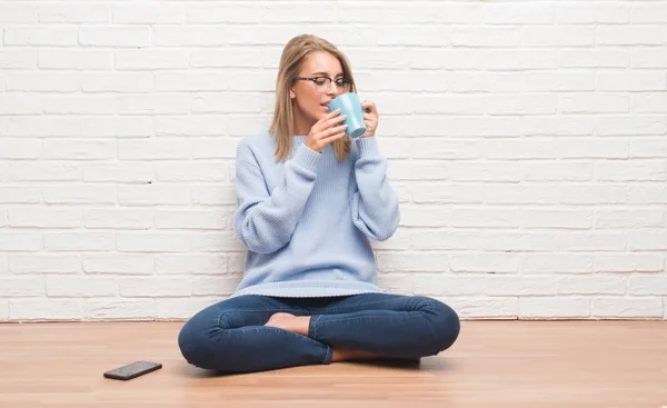 Mulher Bonita Sentada Chão Gotejando Xícara Café Casa Com Uma — Fotografia de Stock