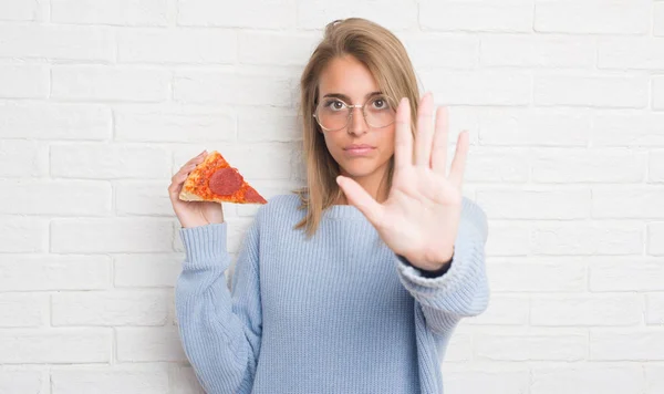 Mulher Bonita Sobre Parede Tijolo Branco Comendo Fatia Pizza Com — Fotografia de Stock