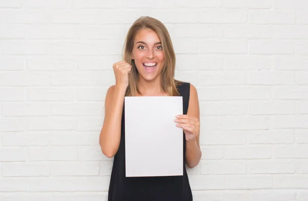 Hermosa Mujer Joven Sobre Pared Ladrillo Blanco Sosteniendo Hoja Papel —  Fotos de Stock