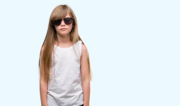 Joven Niño Rubio Con Gafas Sol Con Una Expresión Segura — Foto de Stock