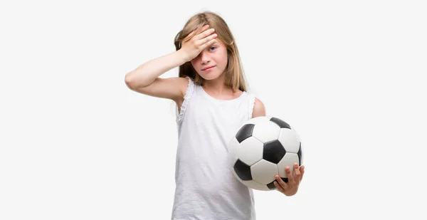Jovem Criança Loira Segurando Bola Futebol Estressado Com Mão Cabeça — Fotografia de Stock