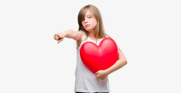 Genç Sarışın Yürümeye Başlayan Çocuk Kırmızı Bir Kalp Kamera Size — Stok fotoğraf
