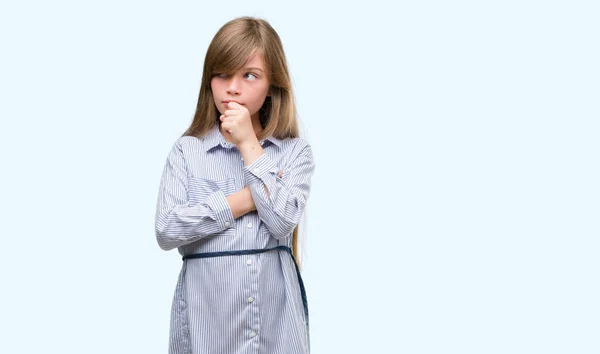 Jovem Criança Loira Vestindo Camisa Azul Rosto Sério Pensando Questão — Fotografia de Stock