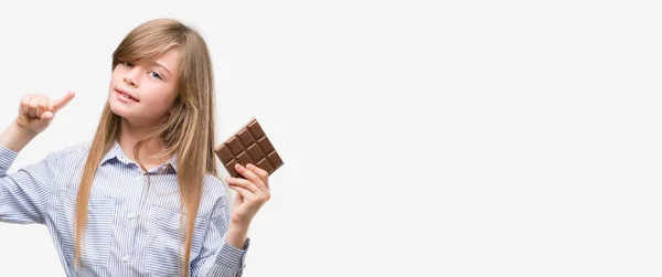 Unga Blonda Barn Hålla Choklad Bar Mycket Glad Pekar Med — Stockfoto