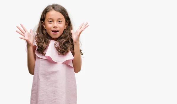 Bruna Ragazza Ispanica Indossa Vestito Rosa Che Celebra Pazzo Stupito — Foto Stock