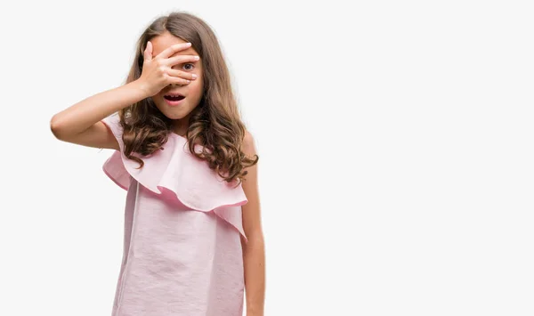 Bruneta Hispánský Dívka Která Nosí Růžové Šaty Prohlížení Šoku Pokrývající — Stock fotografie