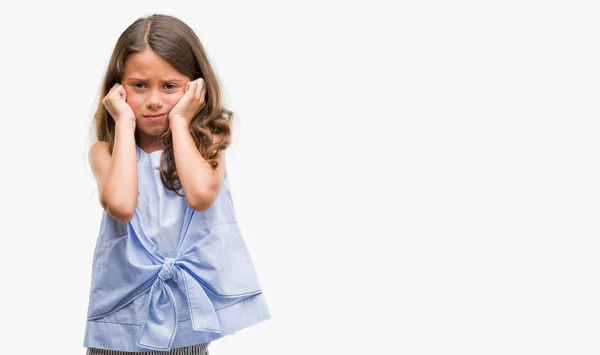 Menina Hispânica Morena Cobrindo Ouvidos Com Dedos Com Expressão Irritada — Fotografia de Stock