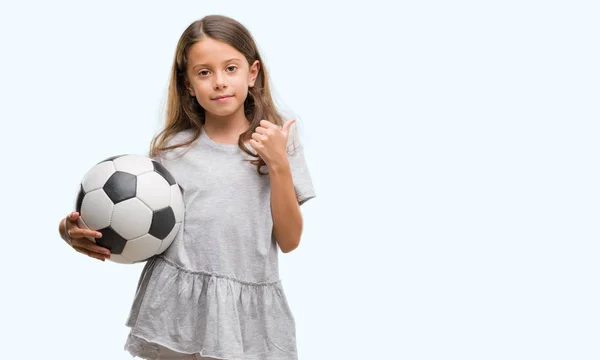 Menina Hispânica Morena Segurando Bola Futebol Feliz Com Grande Sorriso — Fotografia de Stock
