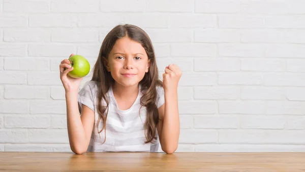 Niño Hispano Joven Sentado Mesa Comiendo Manzana Verde Fresca Gritando —  Fotos de Stock