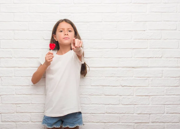 Niño Hispano Joven Sobre Pared Ladrillo Blanco Comiendo Caramelo Piruleta —  Fotos de Stock