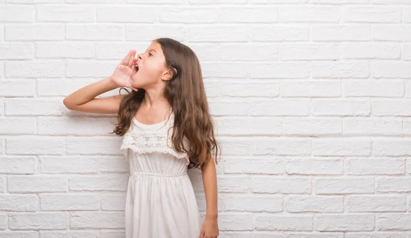 Niño Hispano Joven Sobre Pared Ladrillo Blanco Gritando Gritando Fuerte — Foto de Stock