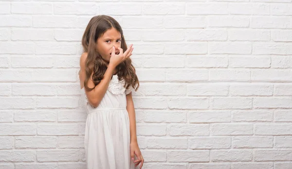 Młode Dziecko Hiszpanin Nad Białym Murem Zapachu Coś Śmierdzącego Obrzydliwe — Zdjęcie stockowe