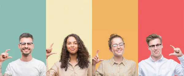 Colagem Grupo Pessoas Isoladas Sobre Fundo Colorido Sorrindo Gestos Confiantes — Fotografia de Stock