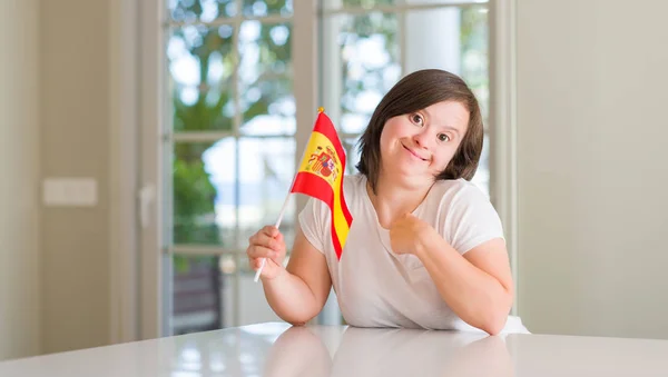 Mulher Síndrome Casa Segurando Bandeira Espanha Com Rosto Surpresa Apontando — Fotografia de Stock