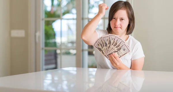 Mulher Síndrome Casa Segurando Dólares Irritado Frustrado Gritando Com Raiva — Fotografia de Stock