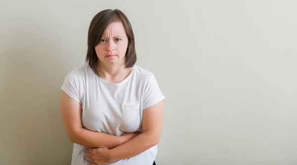 Syndroom Van Vrouw Stond Muur Met Hand Maag Omdat Misselijkheid — Stockfoto