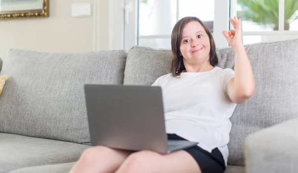 Síndrome Mujer Casa Usando Computadora Portátil Haciendo Signo Con Los —  Fotos de Stock