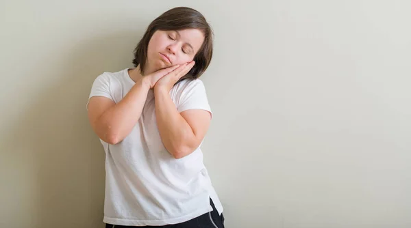 Downs Syndrom Kvinna Som Står Över Väggen Sover Trött Drömmer — Stockfoto