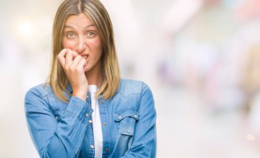 Genç güzel kadın yüzünden stresli ve gergin ile izole arka plan tırnak ısırma dudaklarından eller. Anksiyete sorunu.