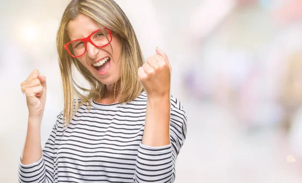 Junge Schöne Frau Mit Brille Vor Isoliertem Hintergrund Sehr Glücklich — Stockfoto