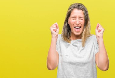 Zafer kutluyor gülümseyen izole arka kolları olan başarı için heyecanlı genç güzel kadın kaldırdı. Kazanan kavramı.