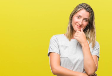 Genç güzel kadın yüzünden izole arka plan emin çapraz kollar ve çeneme kaldırdı el ile gülümseme ile kameraya bakıyor. Pozitif düşünce.