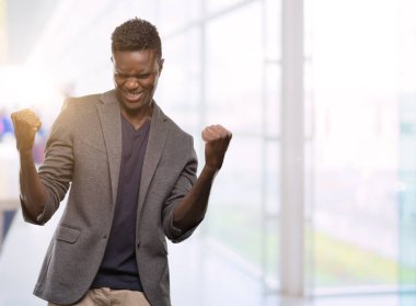 Duygu tezahürat gurur çığlık ve zafer ve başarı çok heyecanlı, kutlama bir ceket giyen genç Afro-Amerikan adam