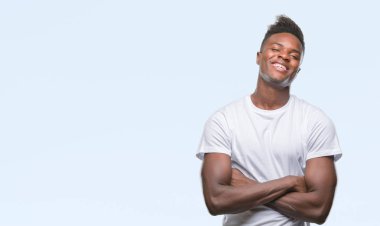 İzole arka plan mutlu yüz çapraz silah kameraya bakarak ile gülümseyen genç Afro-Amerikan adam. Olumlu bir kişi.