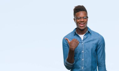 Genç Afro-Amerikan adam arıyor ve başparmak yanında yukarıyı mutlu yüz ile gülümseyen izole arka plan üzerinde.