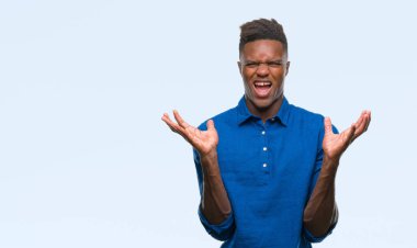 Genç Afro-Amerikan adam kızgın ve silah ile başarı için deli kutluyor izole arka plan üzerinde kaldırdı ve heyecanlı çığlık gözler kapalı. Kazanan kavramı