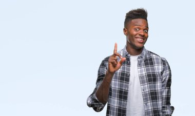 Afrikalı-Amerikalı genç başarılı fikirle parmağı yukarıyı izole arka plan üzerinde. Çıktıktan ve mutlu. Bir numara.