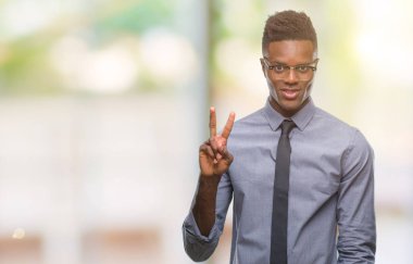 Genç Afro-Amerikalı iş adamı gösterilen ve parmakları ile işaret izole arka plan üzerinde ikincisi ise kendinden emin ve mutlu gülümseyerek.