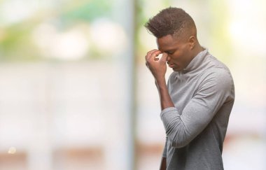 Afrikalı-Amerikalı genç izole arka burun ve göz yorgunluğu ve baş ağrısı duygu sürtünme yorgun üzerinde. Stres ve hayal kırıklığı kavramı.